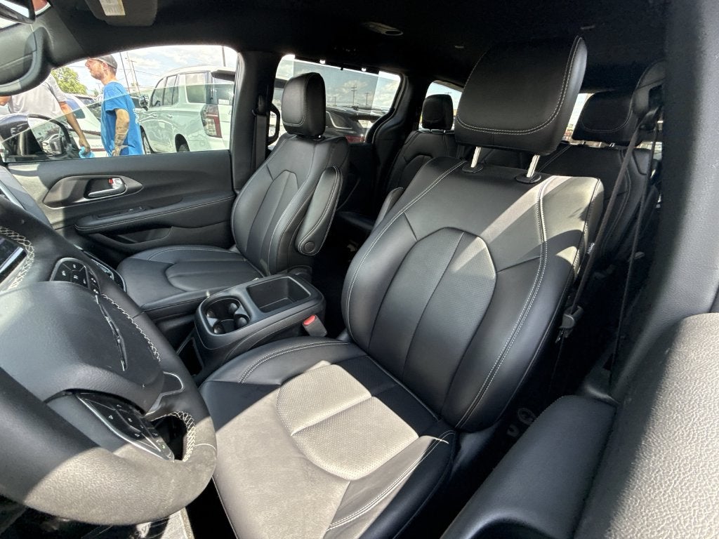 2025 Chrysler Voyager LX