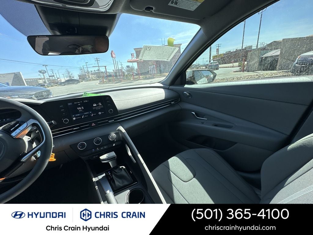 2025 Hyundai ELANTRA SE