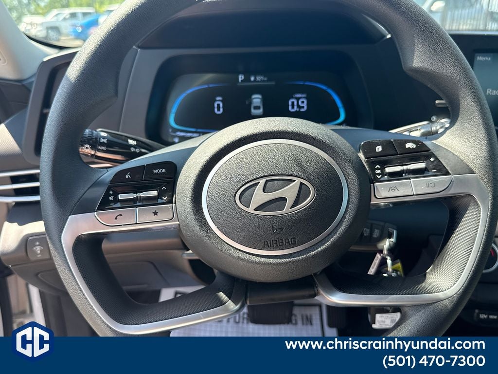 2025 Hyundai ELANTRA SE