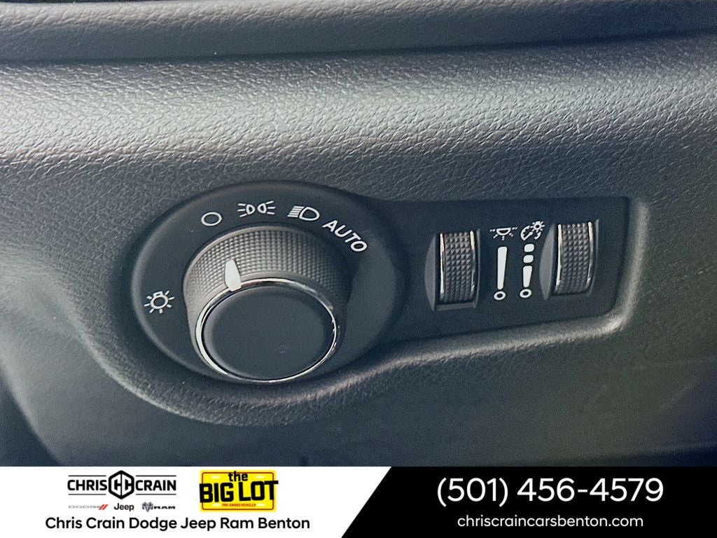 2025 Chrysler Voyager LX