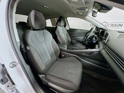 2024 Hyundai ELANTRA SE